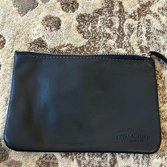 appalachian stitching company Handbags - 💥3/$10 Appalachian stitching company leather zipper pouch wallet NEW